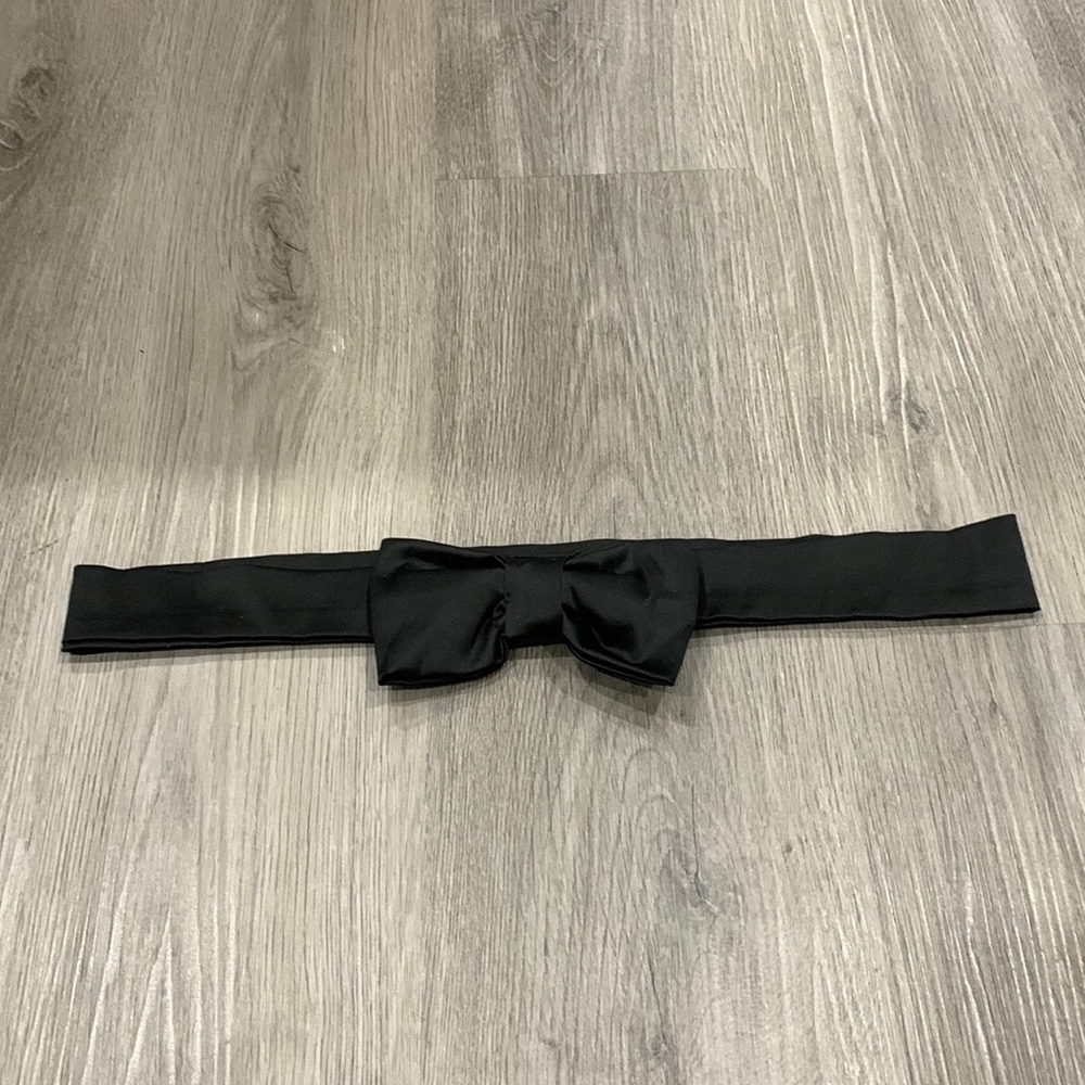 Black silk-like texture fabric belt with bow